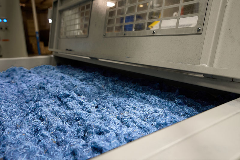 At Looptworks, we believe that textiles should never go to waste, which is why we embrace Fiber-to-Fiber recycling—an innovative process that gives discarded fabrics a completely new life. Instead of letting textiles end up in landfills or incinerators, we break them down and transform them into high-quality fibers that can be used to create new materials and products.